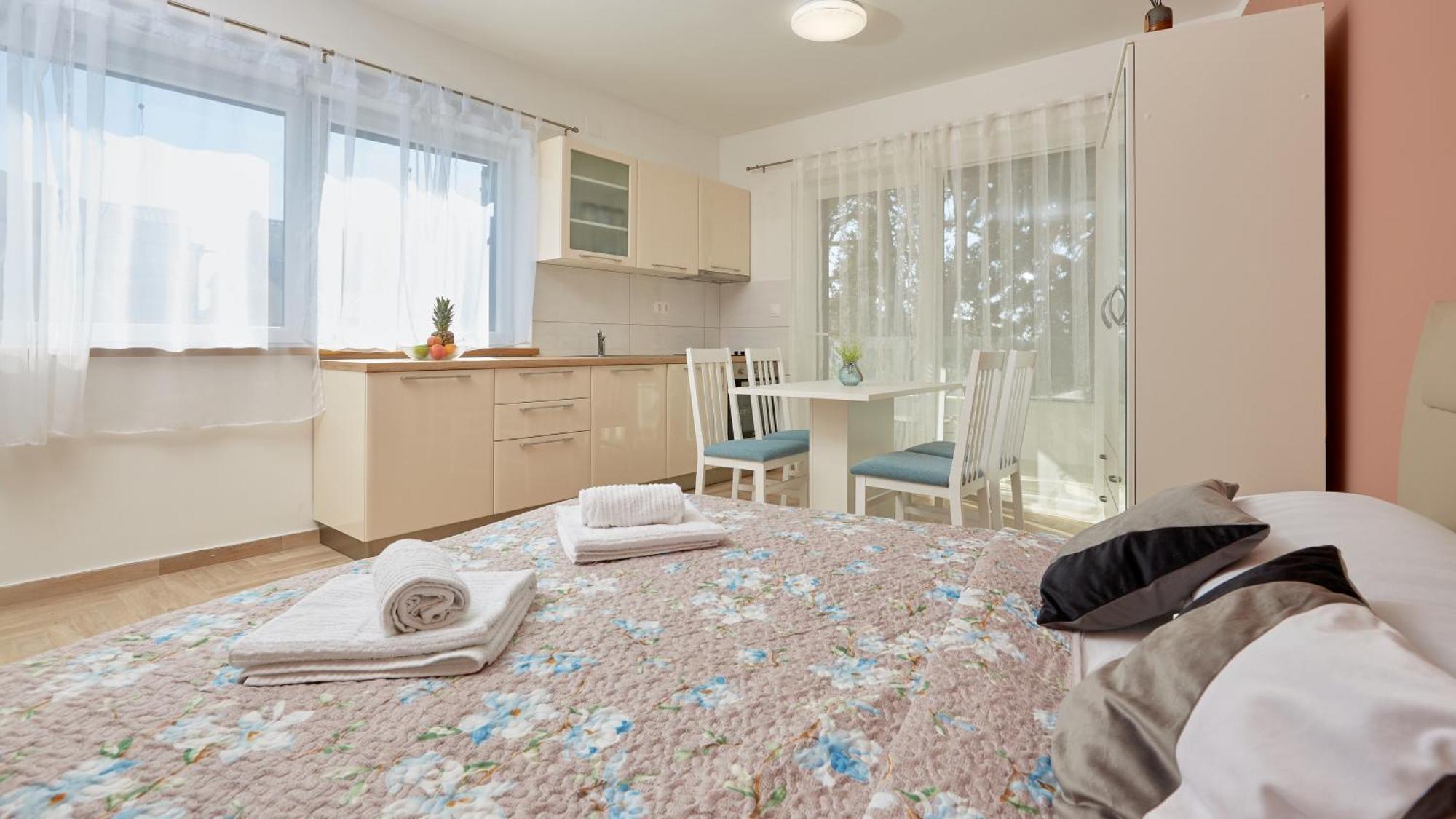 Apartments Nika Turanj Habitación foto